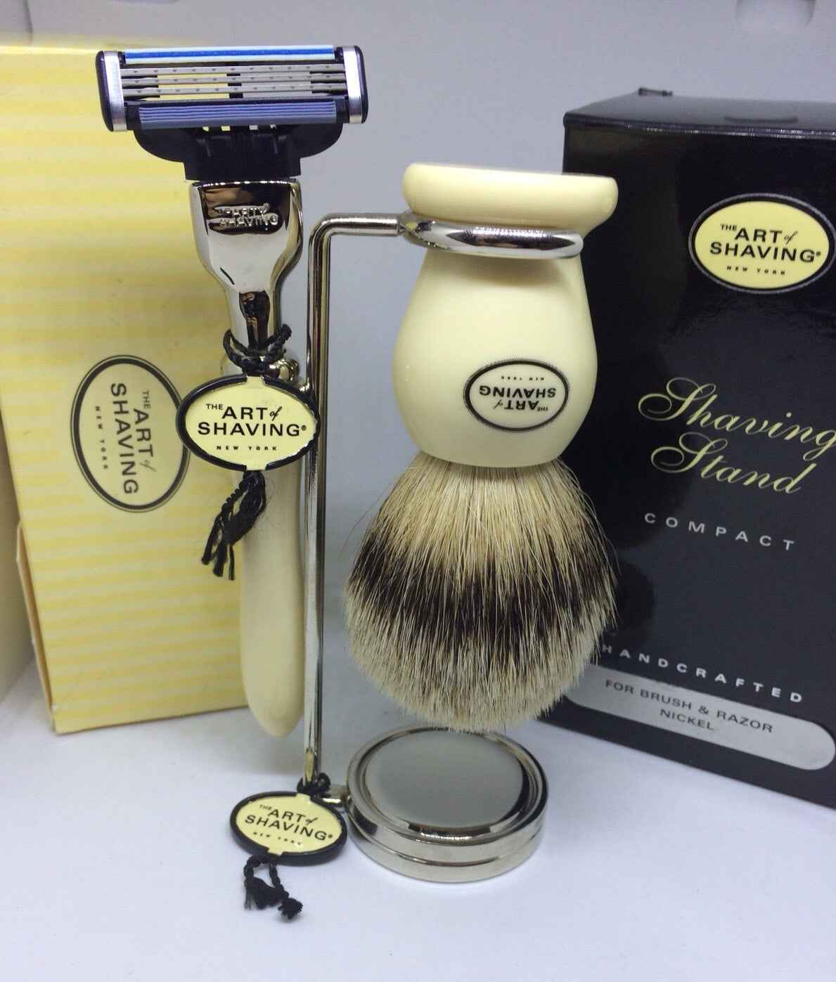 Set da barba The Art Of Shaving con pennello, rasoio e supporto in nickel per una rasatura elegante