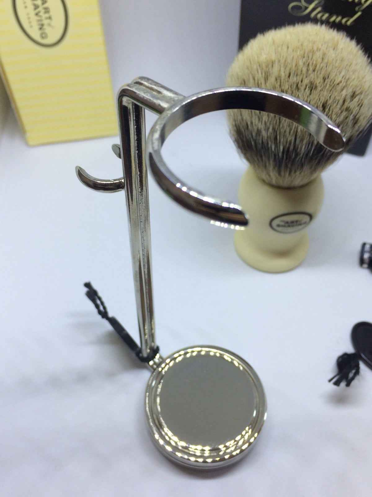 Supporto elegante per Art Of Shaving pennello con specchio per una rasatura perfetta