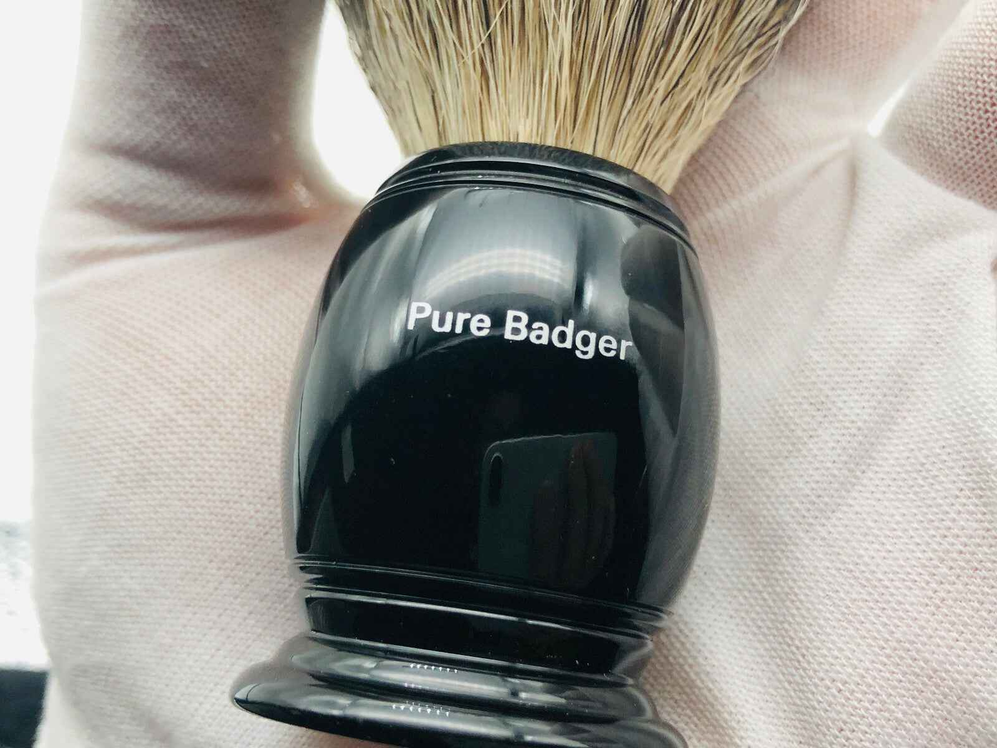 Pennello Tasso Pure Badger in nero con setole morbide per una rasatura confortevole e delicata