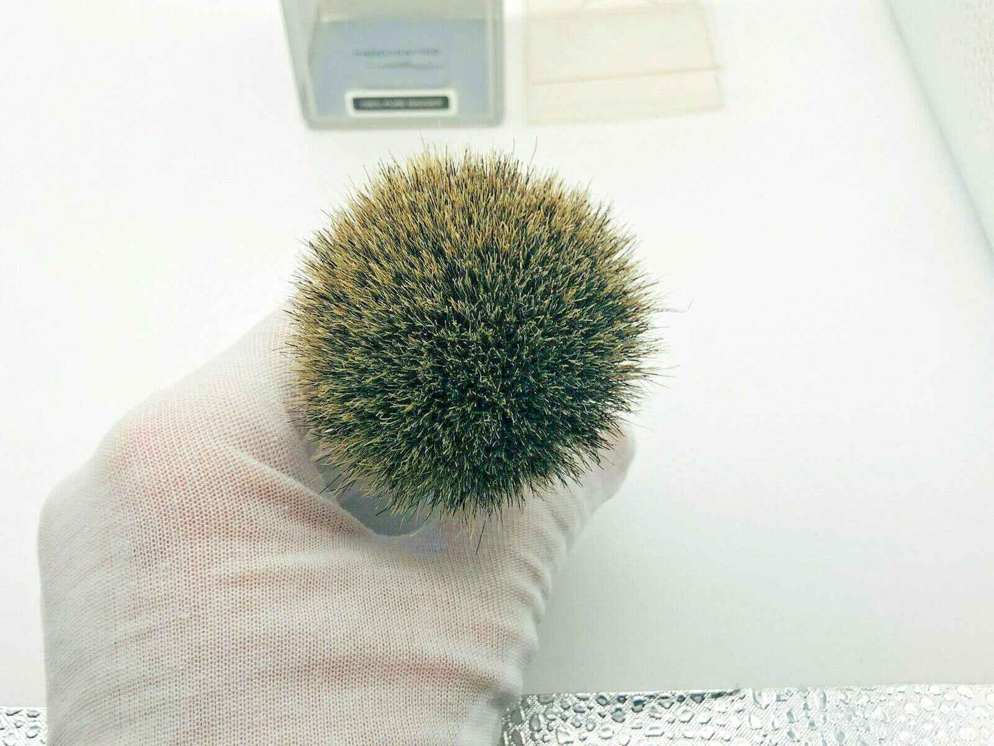 Pennello Tasso Pure Badger in primo piano, morbido e denso, ideale per la rasatura di precisione