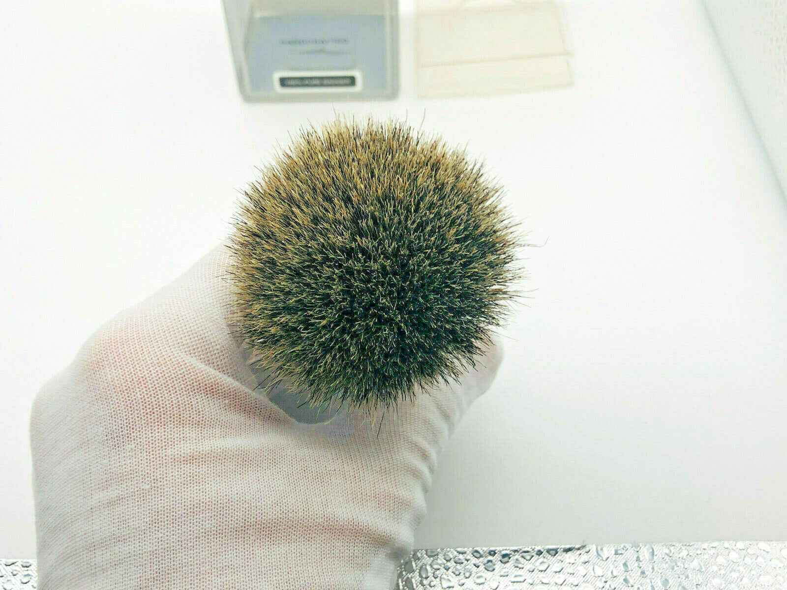 Pennello Tasso Pure Badger in primo piano, morbido e denso, ideale per la rasatura di precisione