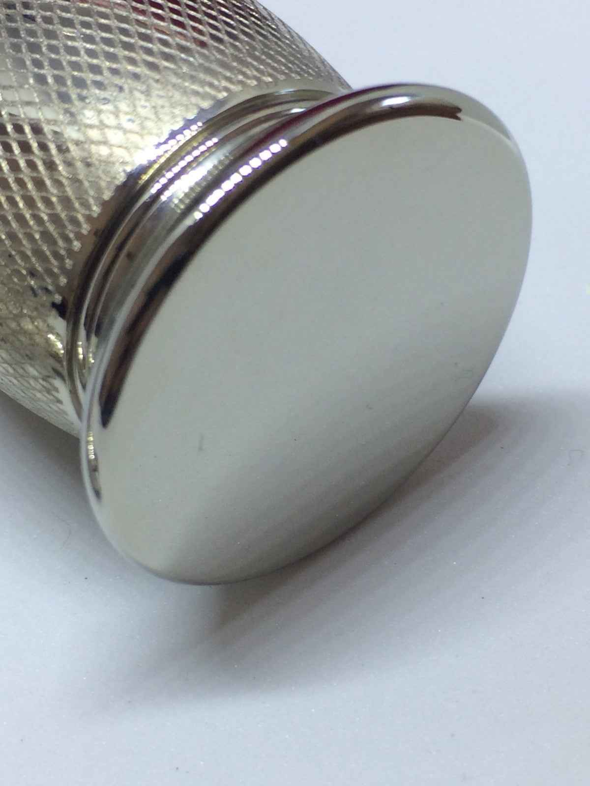 Dettaglio del manico in metallo lucido dell'ART OF SHAVING SET BRUSH RAZOR di alta qualità
