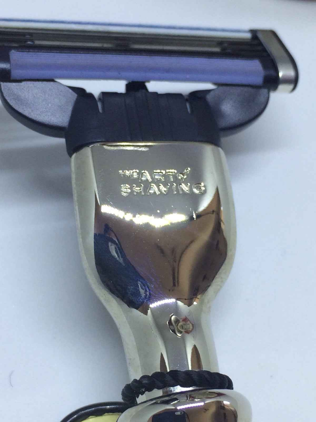 Rasoio in oro con dettagli eleganti dell'ART OF SHAVING SET BRUSH RAZOR per una rasatura impeccabile