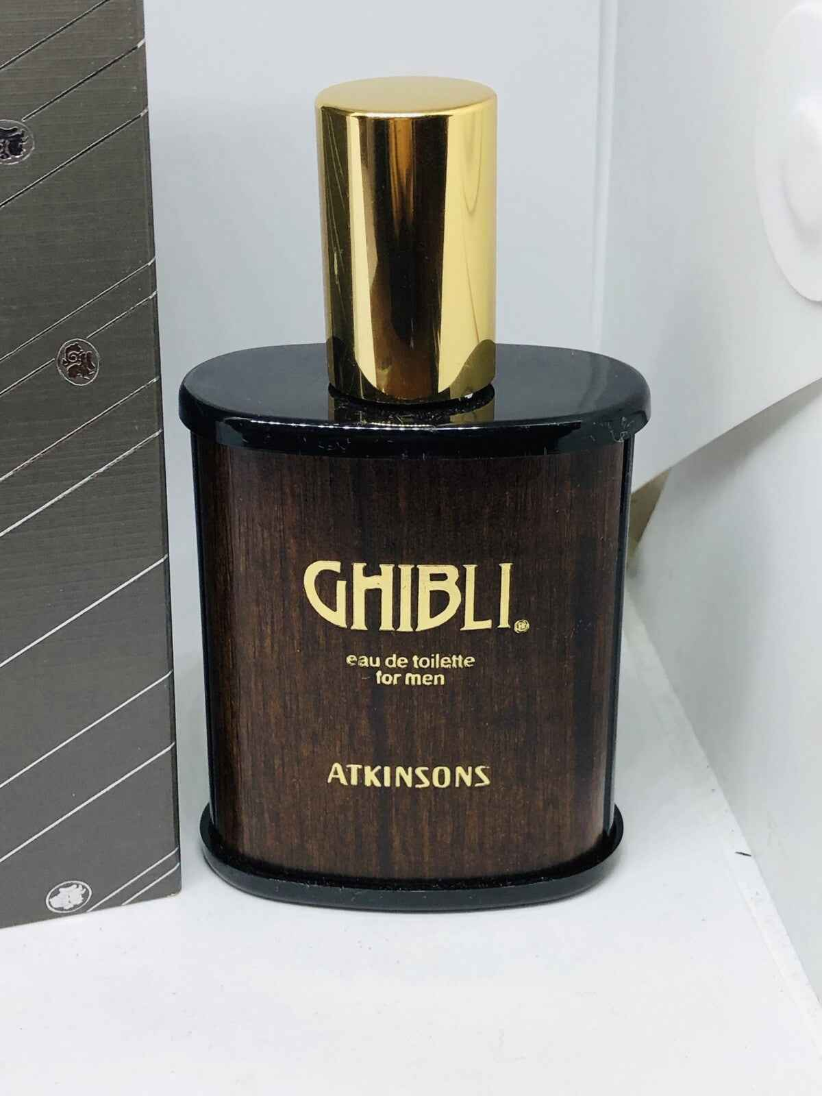Profumo Atkinsons Ghibli Vintage in bottiglia elegante con tappi dorati per uomini