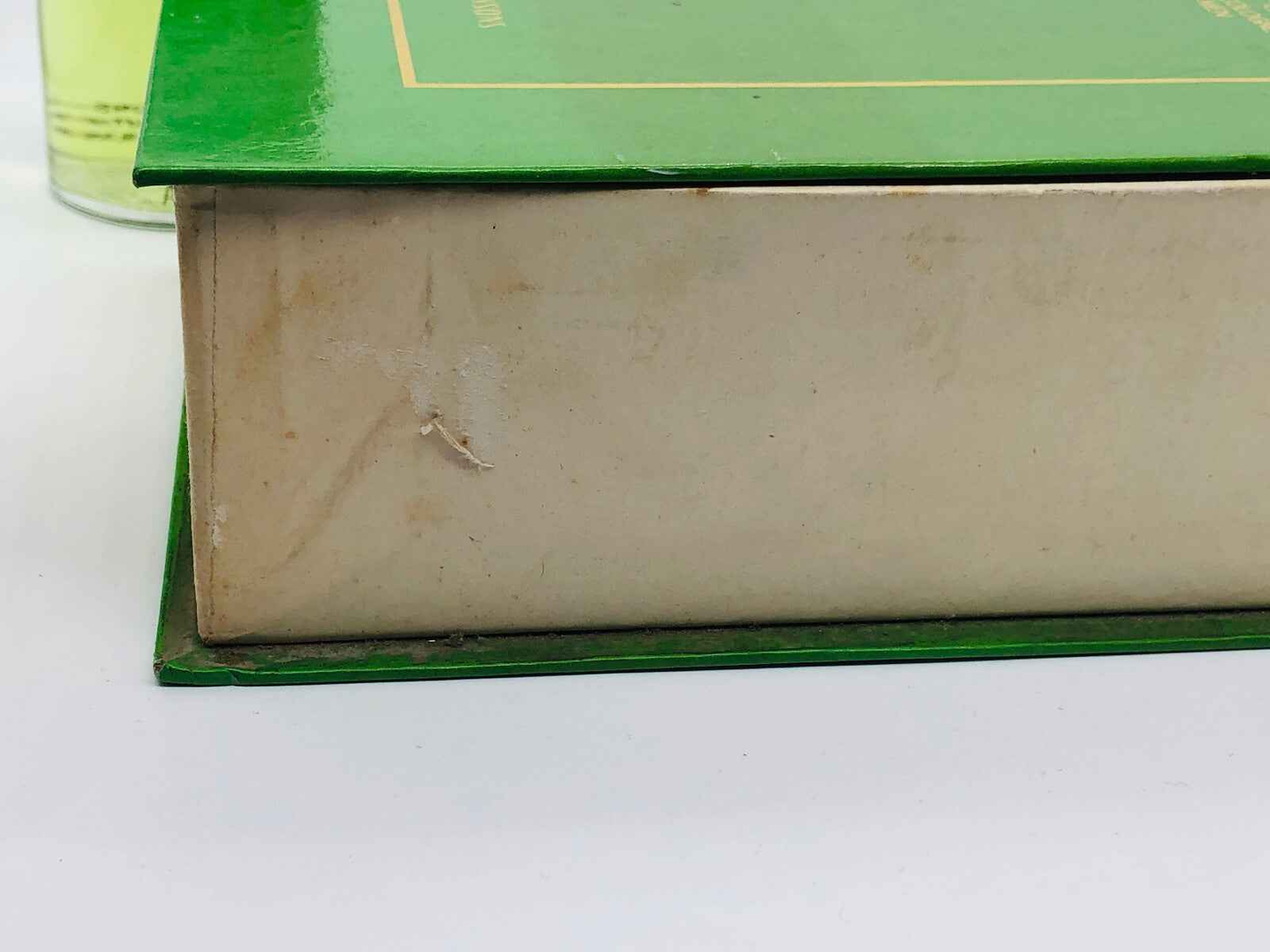 Dettaglio del libro del profumo Atkinsons Hurlingham con copertura verde e segni d'usura sulla rilegatura