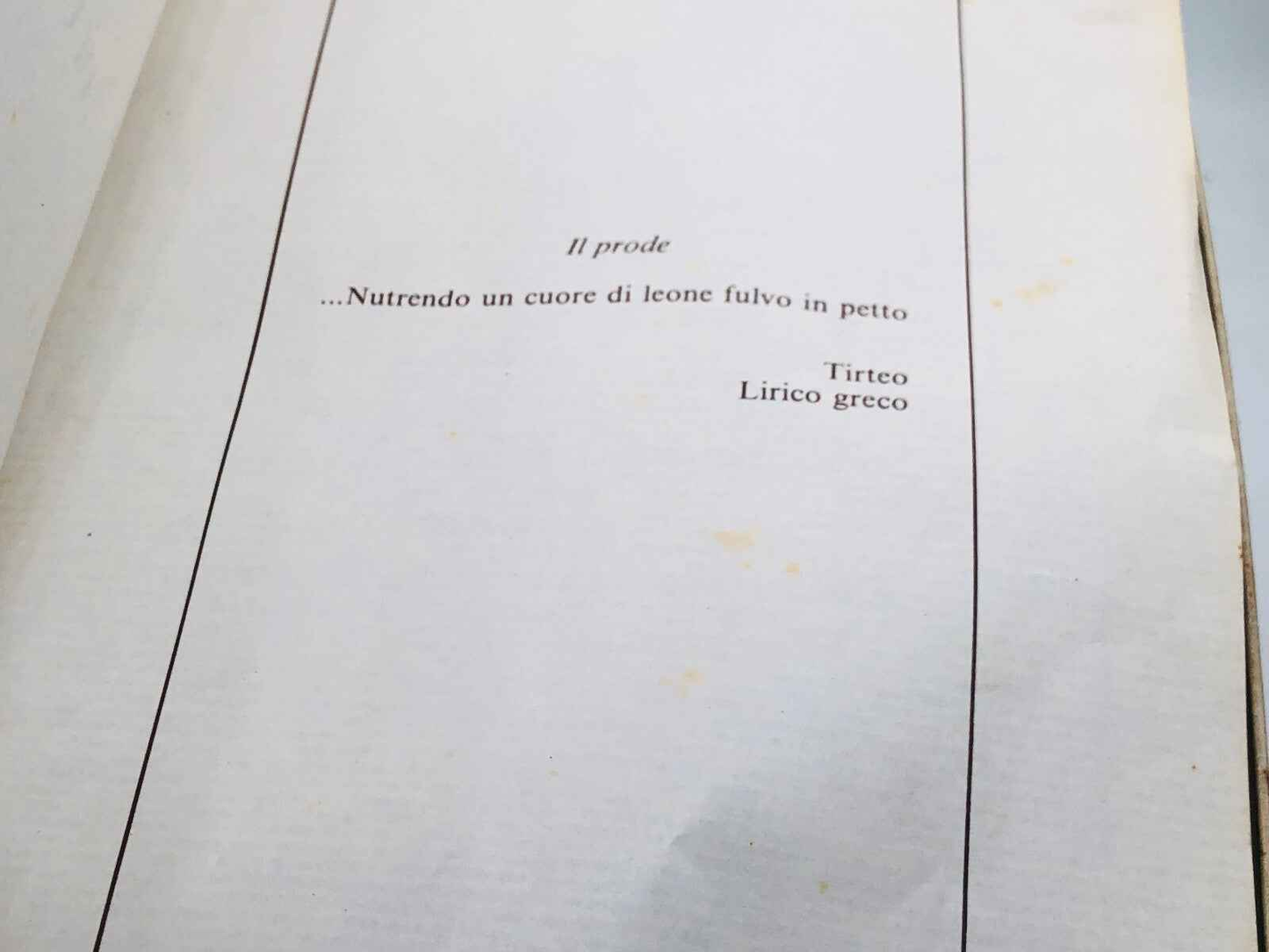 Pagina di poesia con testo 'Nutriendo un cuore di leone fulvo in petto' in un libro di liriche greche