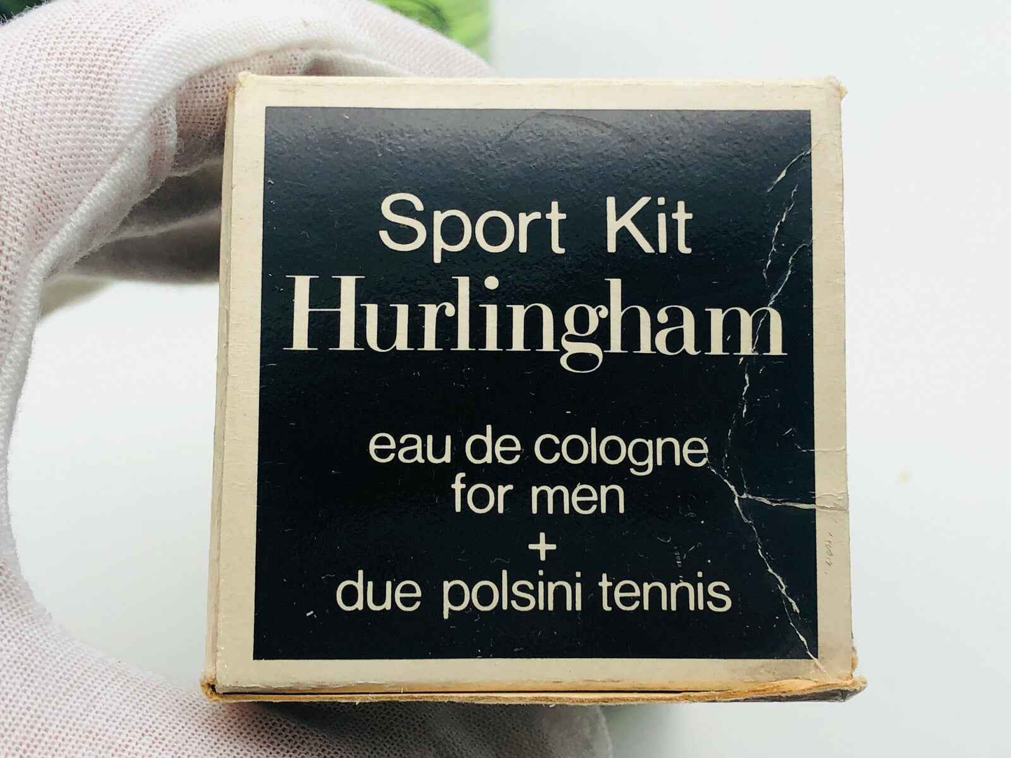 Scatola del kit sportivo con profumo Atkinsons Hurlingham Vintage e due polsini da tennis