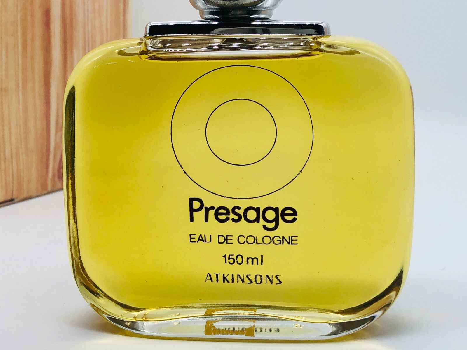 Flacone di profumo Atkinsons Presage Eau de Cologne da 150 ml con design elegante