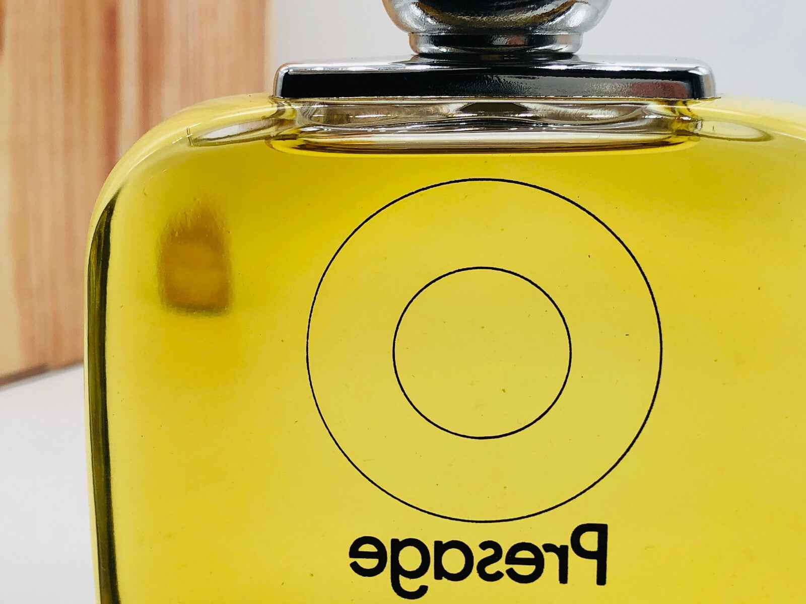 Flacone di profumo Atkinsons Presage con design elegante e colore giallo brillante