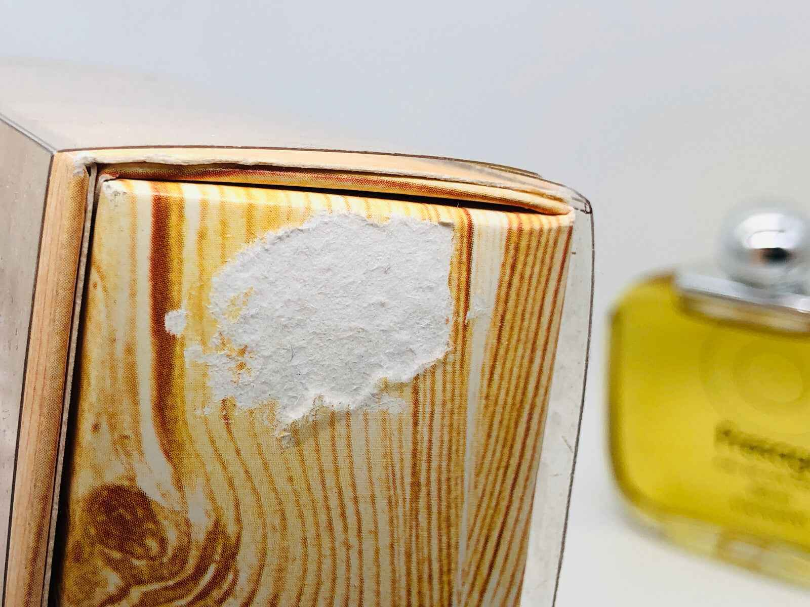 Scatola danneggiata di profumo Atkinsons Presage con flacone visibile sullo sfondo