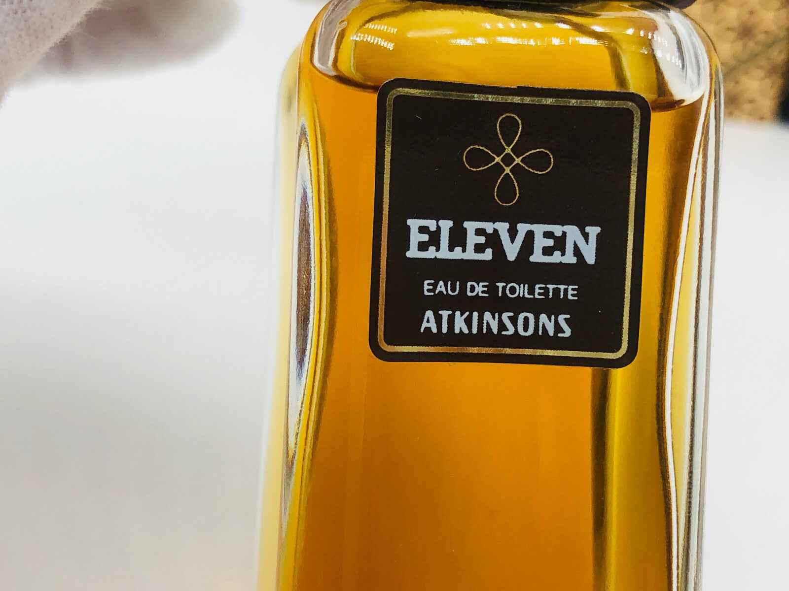 Flacone di Profumo Vintage Eleven Atkinsons in una bottiglia con etichetta nera e dorata