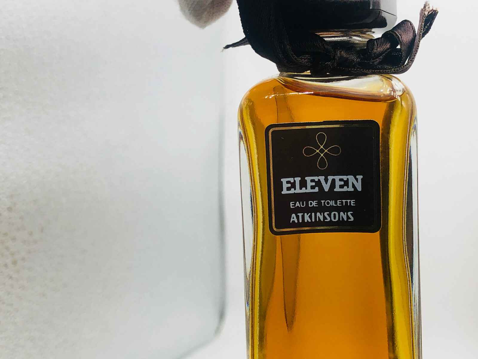 Flacone di Profumo Vintage Eleven Atkinsons con tappo elegante e etichetta in stile classico
