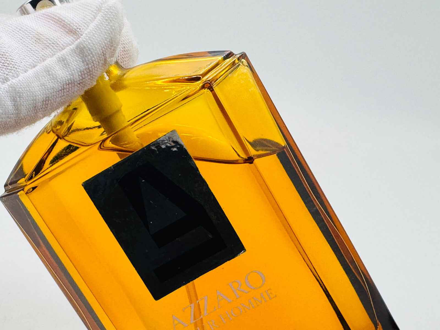 Flacone di Profumo Azzaro Uomo con intervallo di aroma distintivo e design elegante