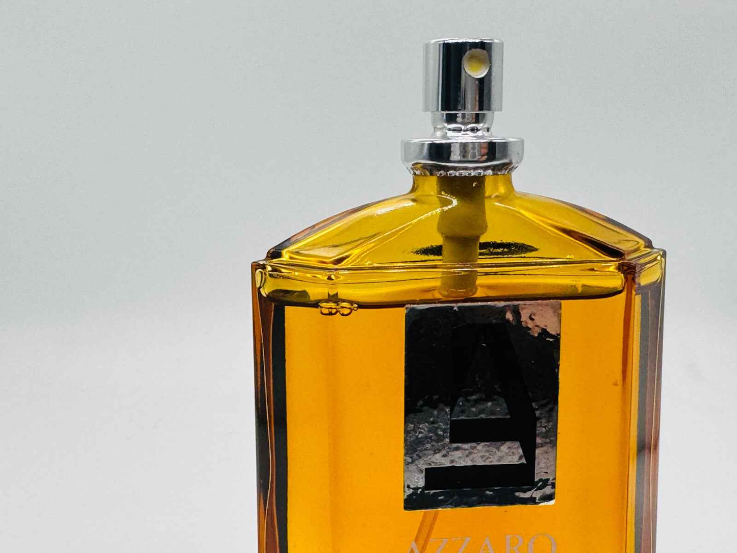 Flacone di profumo Azzaro Uomo con design elegante e note aromatiche distintive