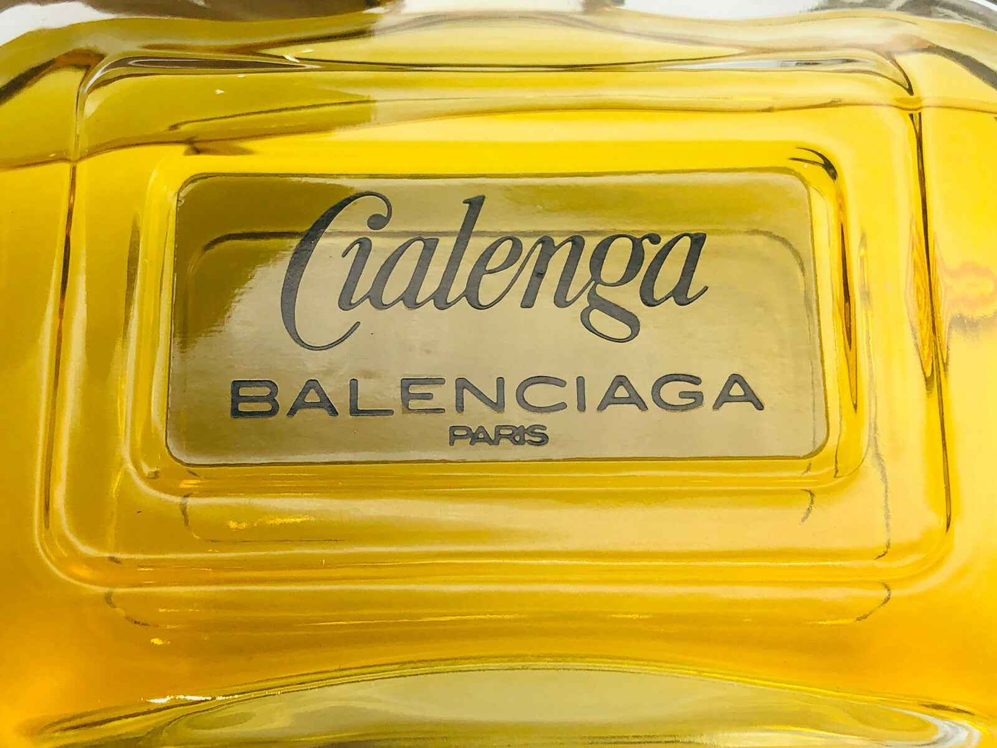 Dettaglio del profumo Balenciaga Cialenga Vintage con flacone giallo elegante e logo distintivo