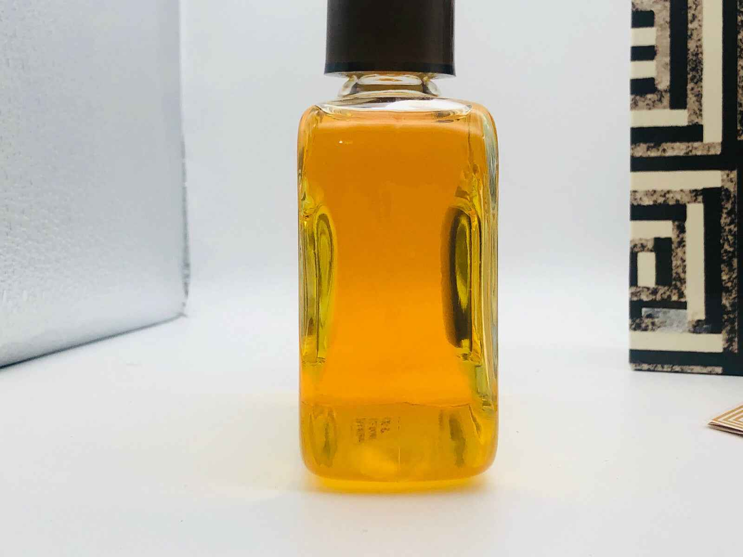 Profumo Balenciaga Cialenga Vintage in bottiglia di vetro trasparente con liquido giallo