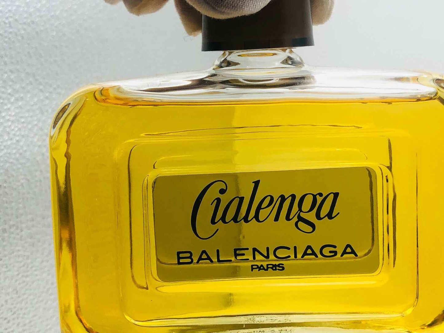 Bottiglia di profumo Balenciaga Cialenga Vintage con etichetta elegante e design classico