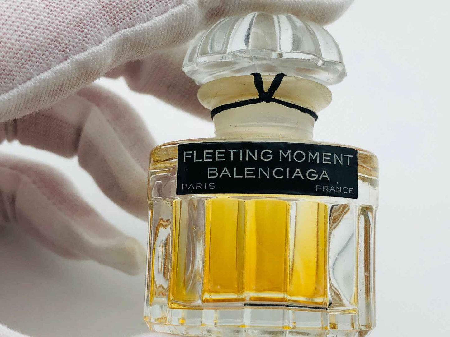 Profumo Balenciaga Fleeting Moment in bottiglia elegante con etichetta nera e liquido dorato