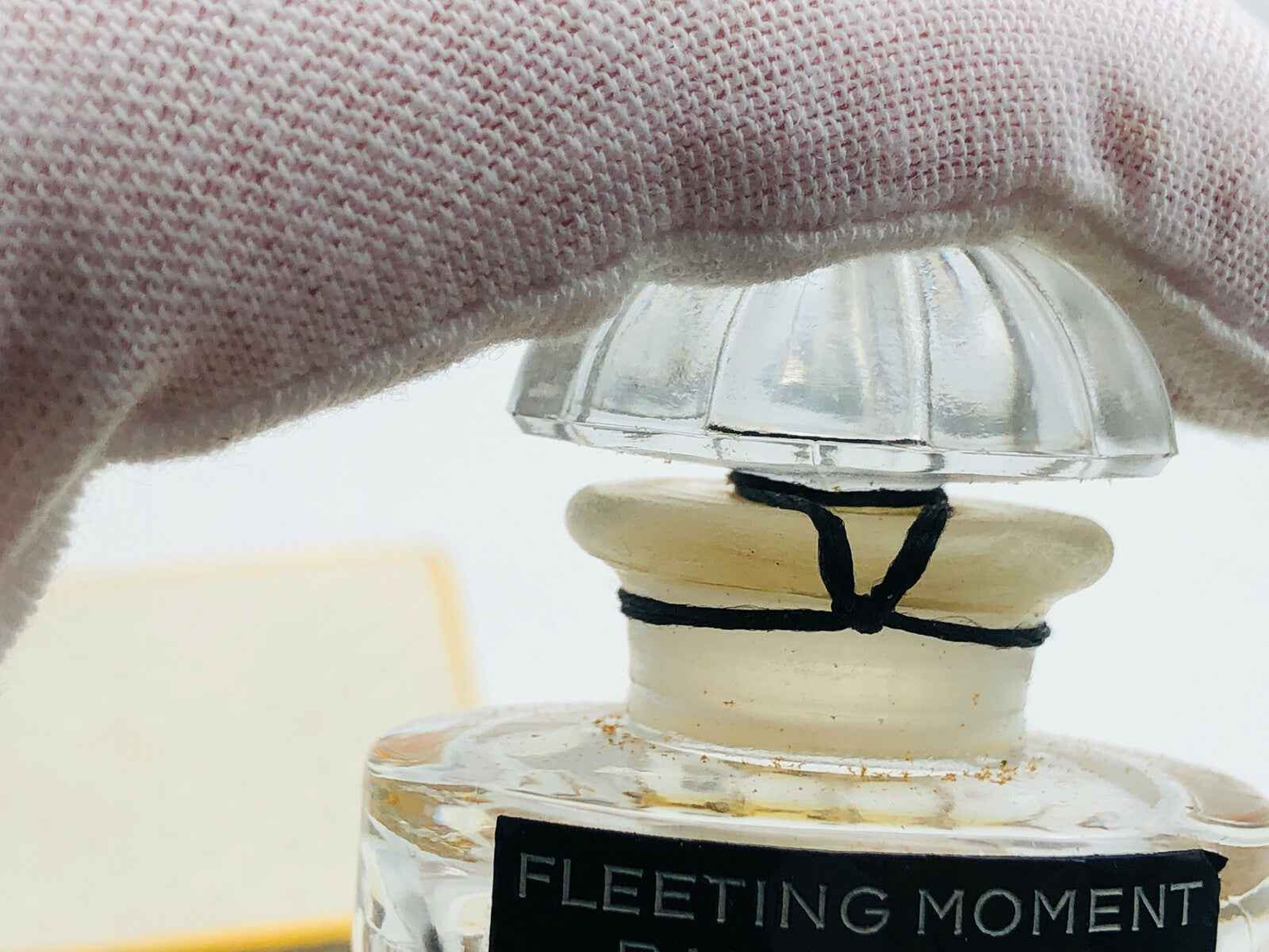 Flacone di profumo Balenciaga Fleeting Moment Parfum con tappo elegante e dettagli sofisticati