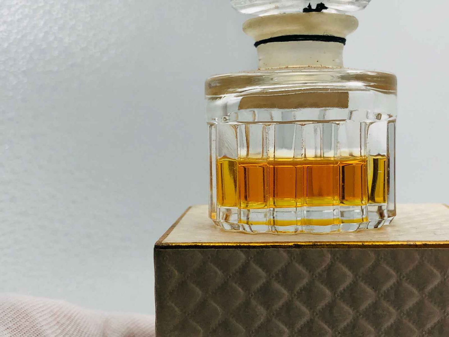 Flacone di profumo Balenciaga Fleeting Moment Parfum con design elegante e colore dorato