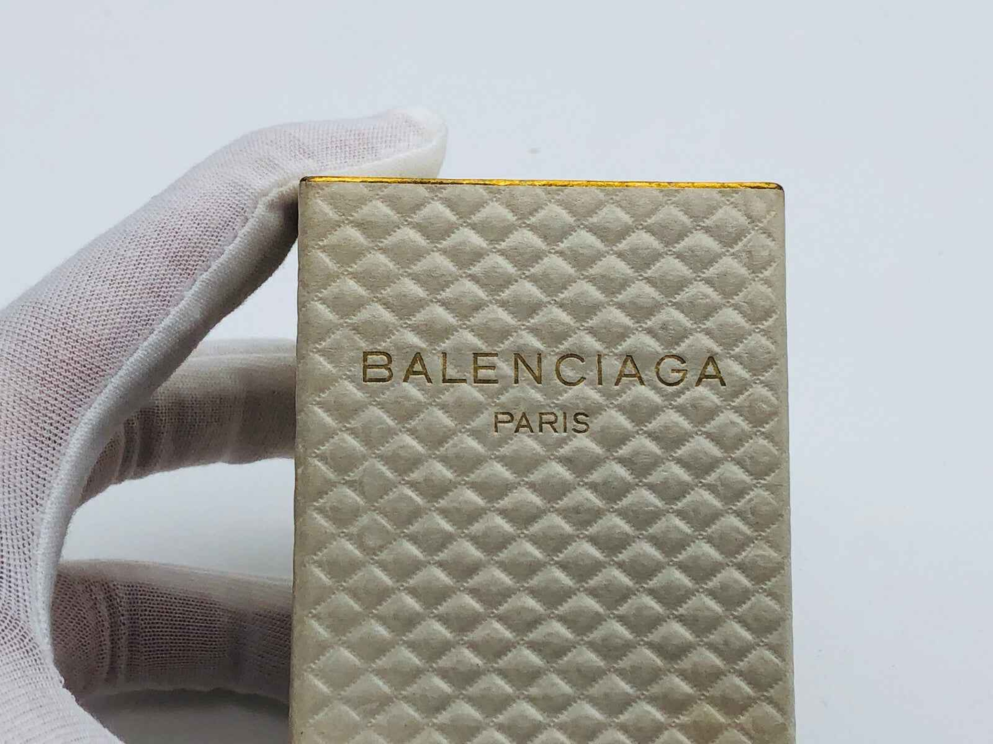 Scatola di profumo Balenciaga Fleeting Moment Parfum con texture elegante e scritta in rilievo