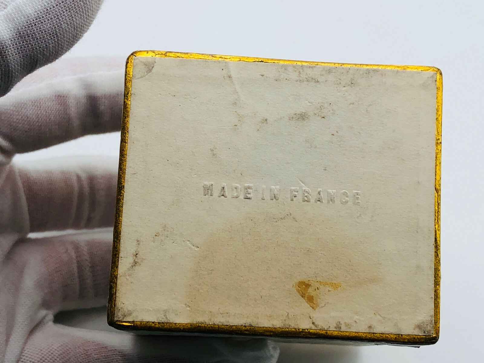 Confezione del profumo Balenciaga Fleeting Moment Parfum con etichetta MADE IN FRANCE sul fondo