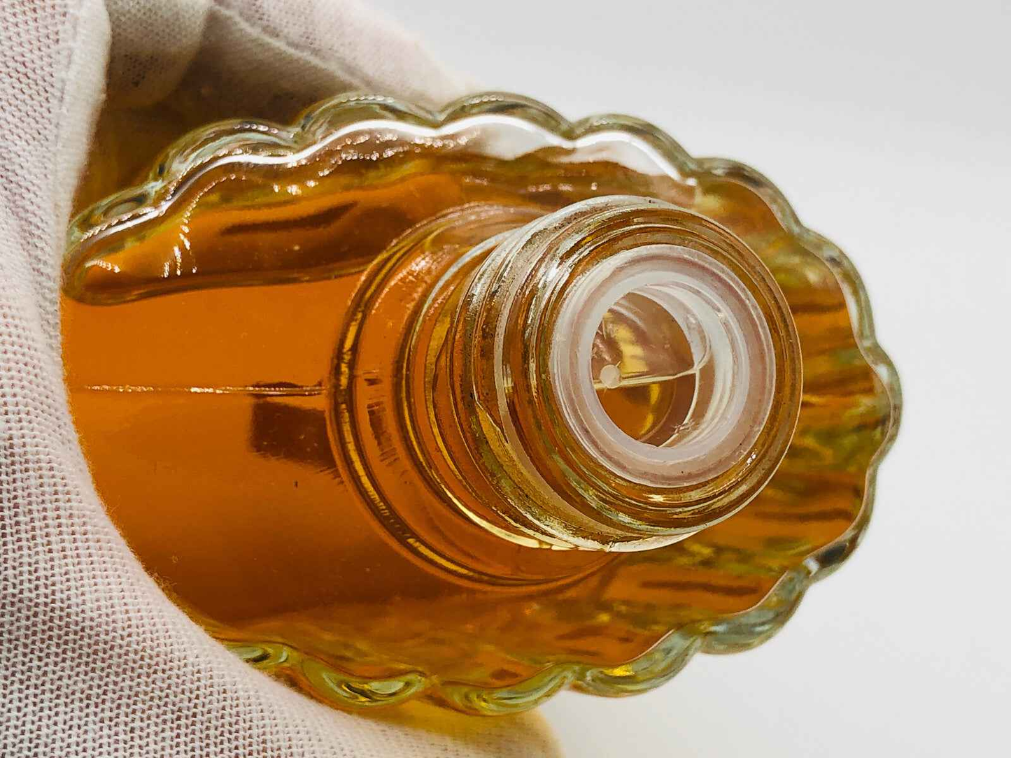Flacone di profumo Balenciaga Ho Hang Vintage con tappo elegante e liquido dorato