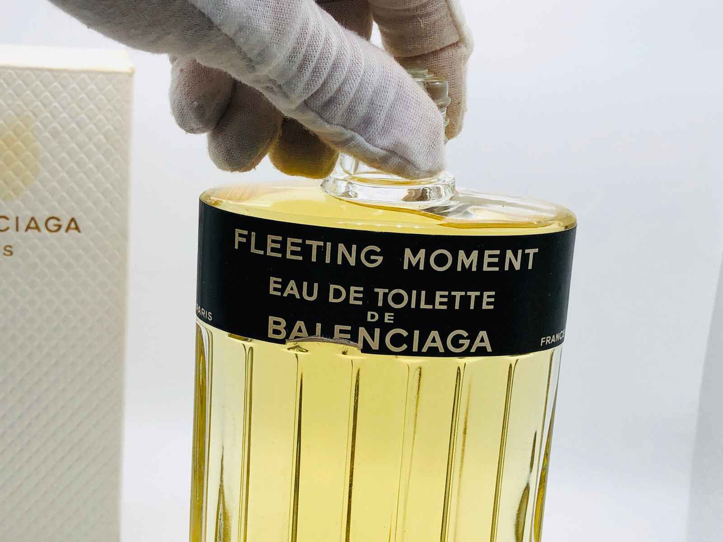 Flacone di profumo Balenciaga Fleeting Moment in vetro con tappo elegante e etichetta nera