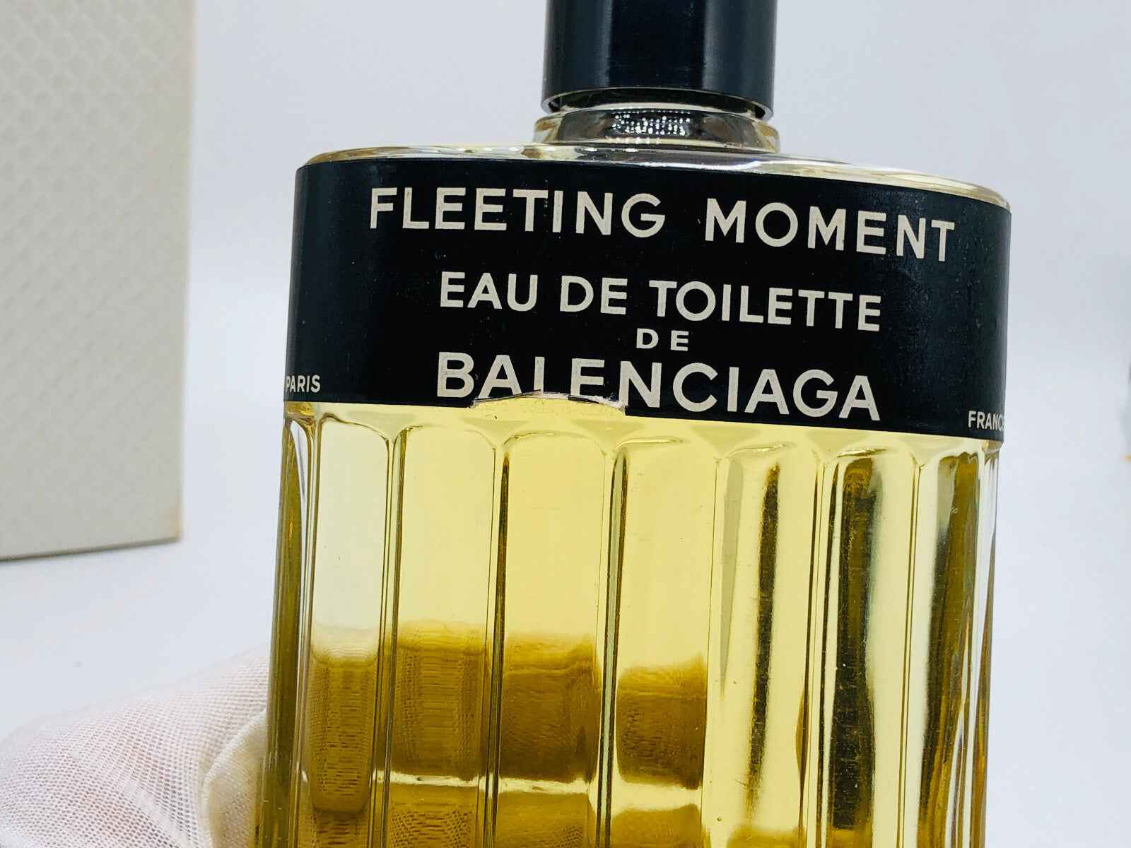 Flacone di profumo Balenciaga Fleeting Moment Eau de Toilette con design elegante e dorato
