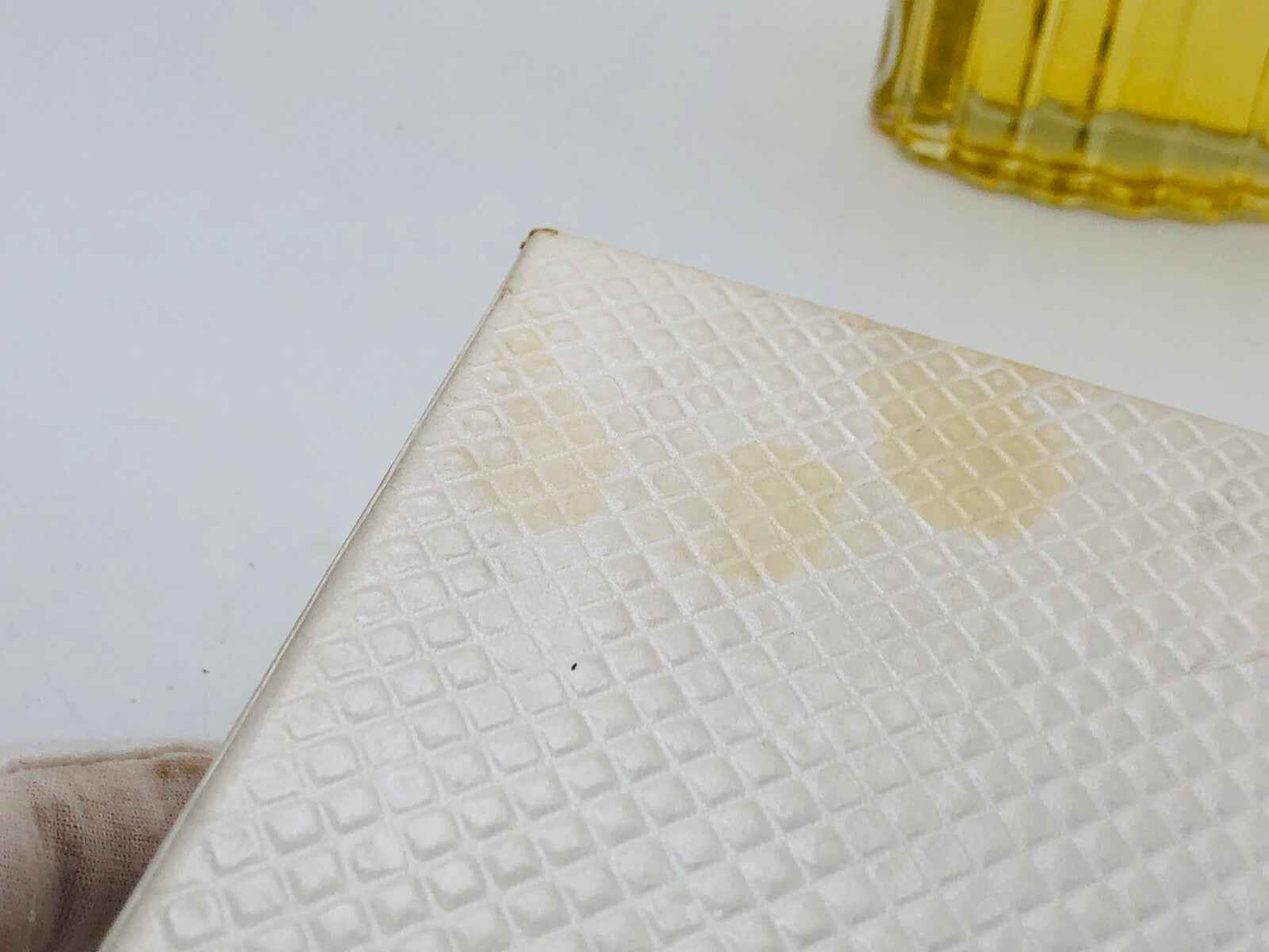 Scatola di profumo Balenciaga Fleeting Moment con un design elegante e macchie visibili sulla superficie
