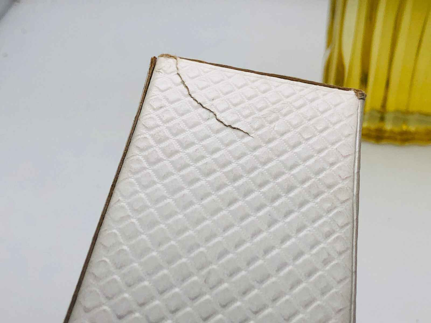 Scatola del profumo Balenciaga Fleeting Moment con dettagli in rilievo e leggero segno di usura