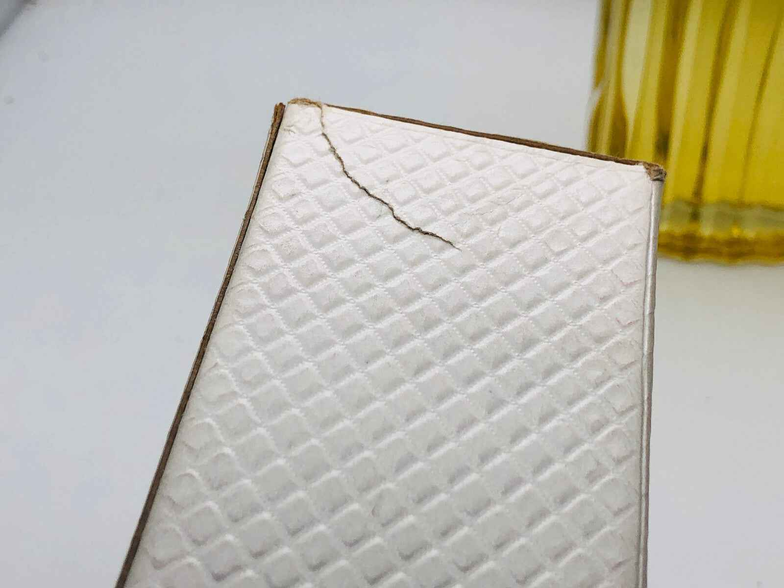 Scatola del profumo Balenciaga Fleeting Moment con dettagli in rilievo e leggero segno di usura