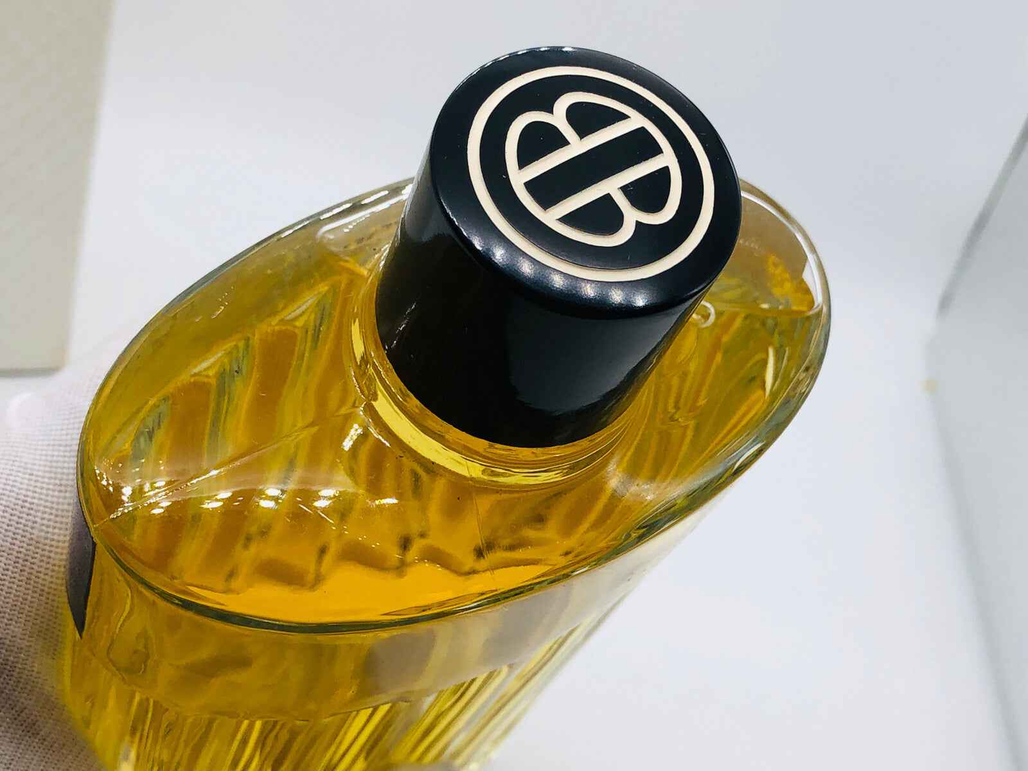 Flacone di profumo Balenciaga Fleeting Moment con design elegante e tappo nero distintivo