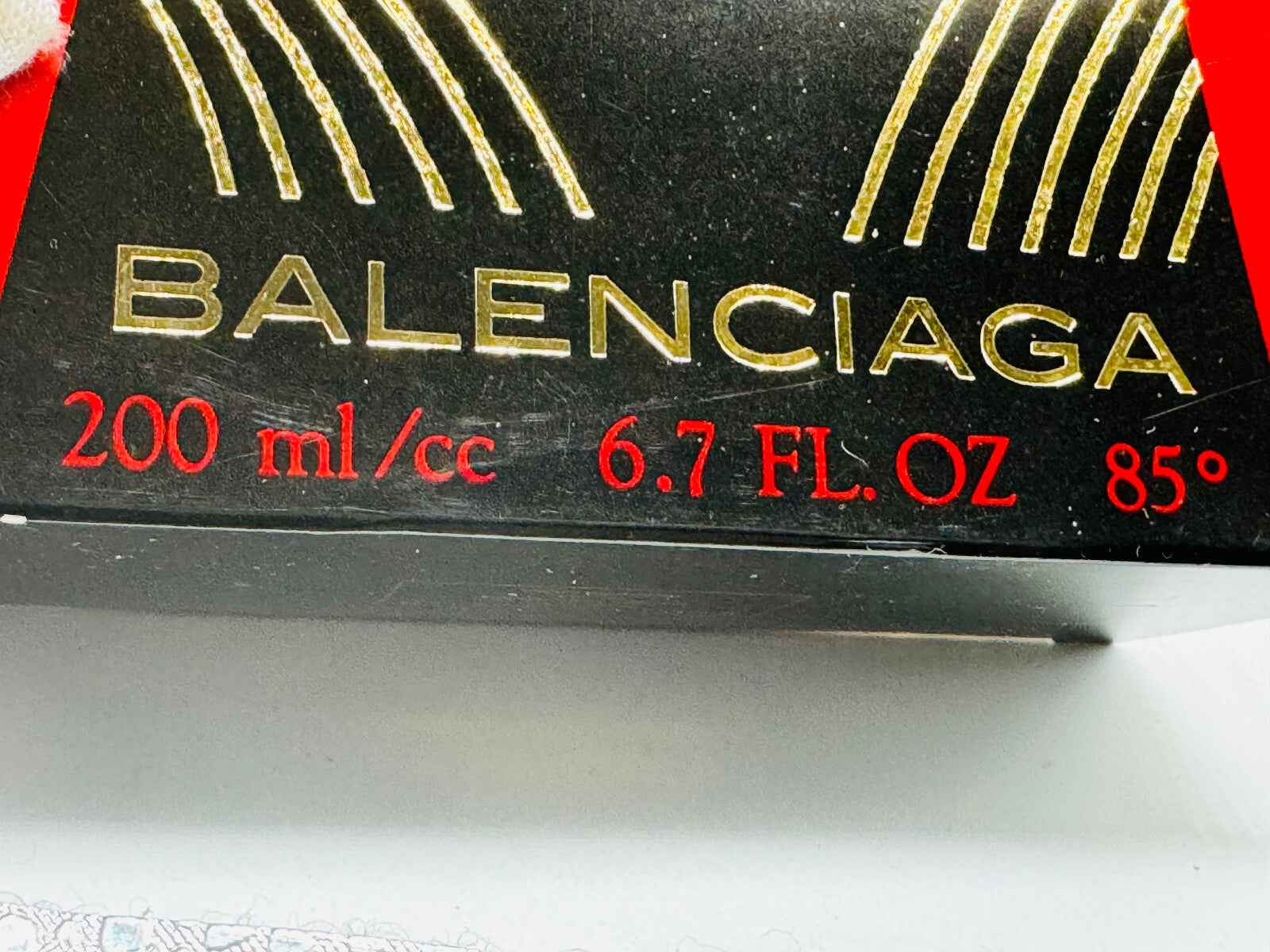 Scatola del profumo Balenciaga Michelle Vintage da 200 ml con design elegante e dettagli in oro