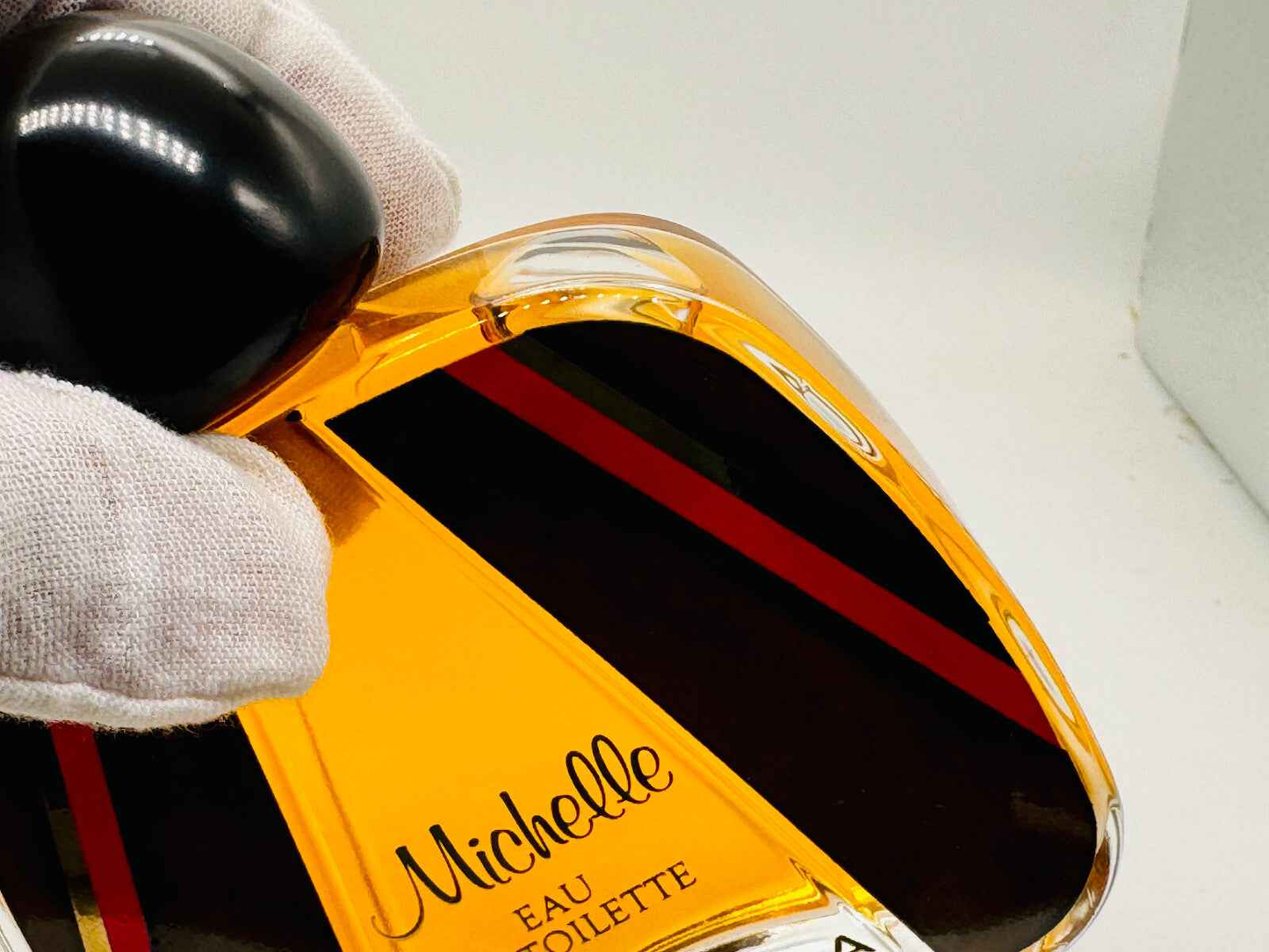Flacone di profumo Balenciaga Michelle Vintage con etichetta in oro e design elegante