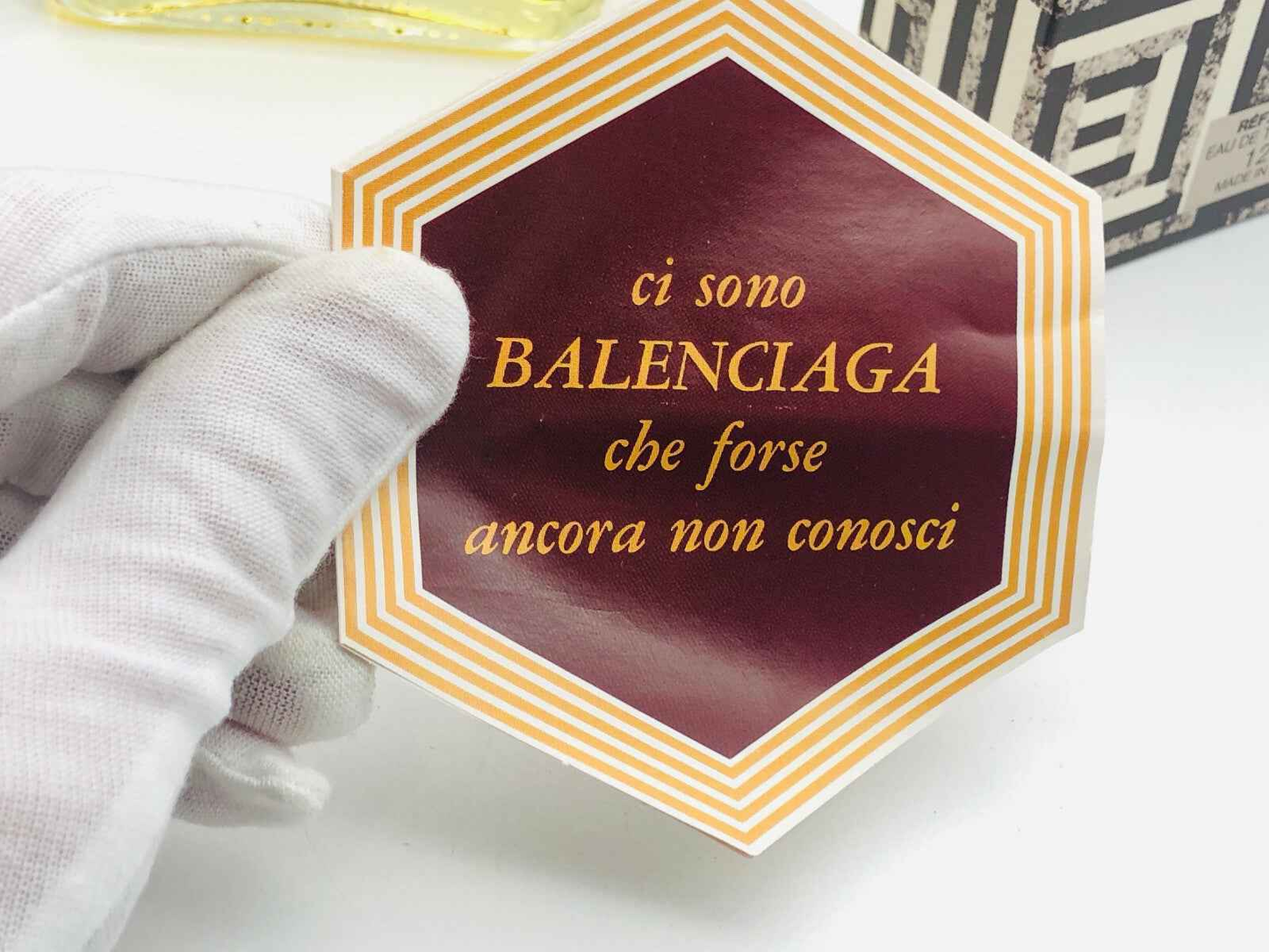 Etichetta del Profumo Balenciaga Cialenga Vintage con design elegante e testo in oro su sfondo bordeaux