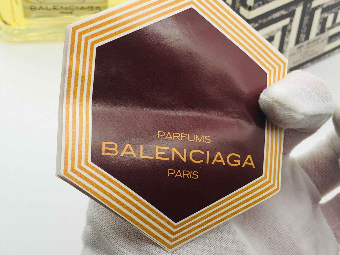 Etichetta del profumo Balenciaga Cialenga Vintage con design distintivo e colori eleganti