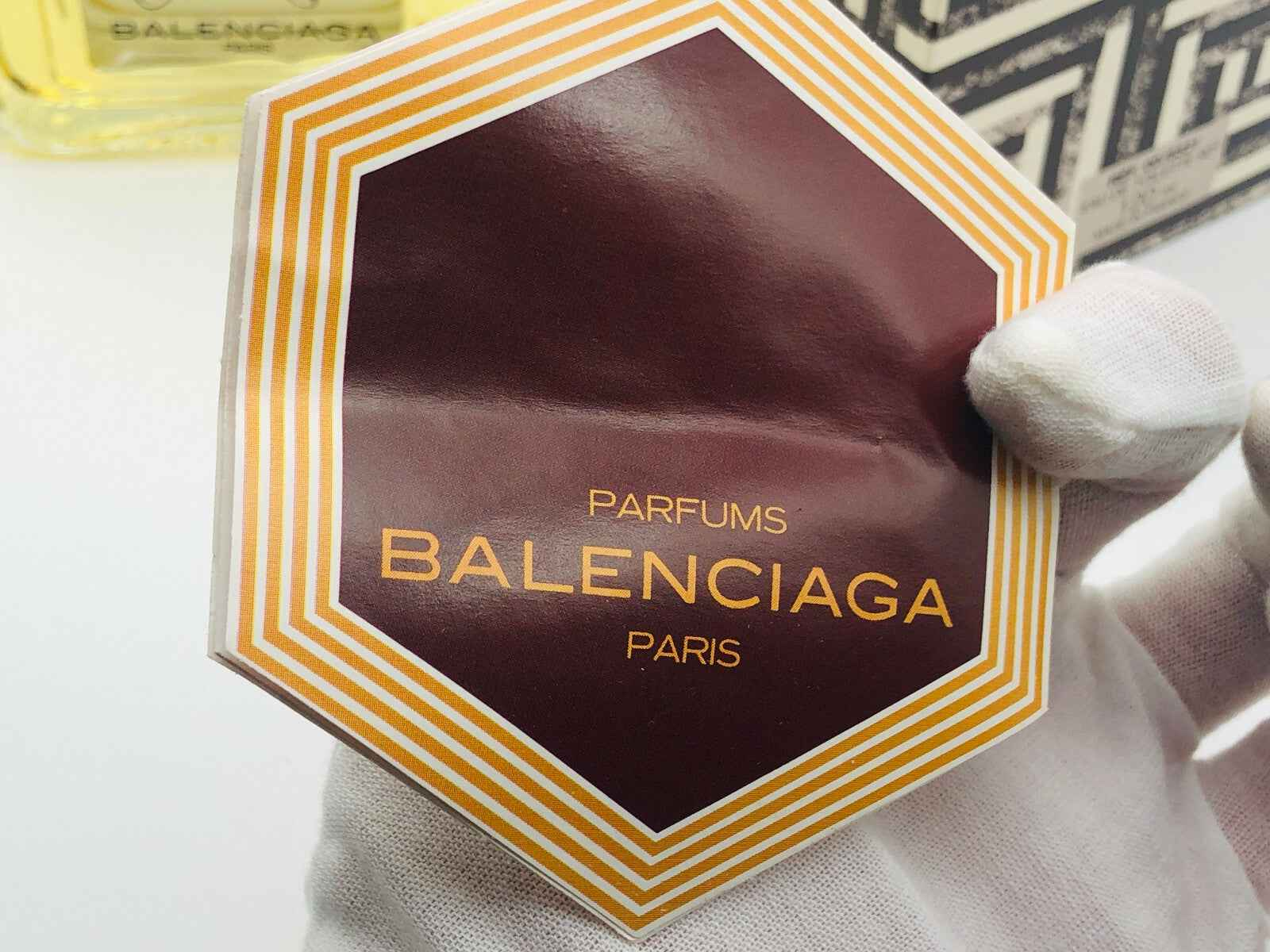 Etichetta del profumo Balenciaga Cialenga Vintage con design distintivo e colori eleganti