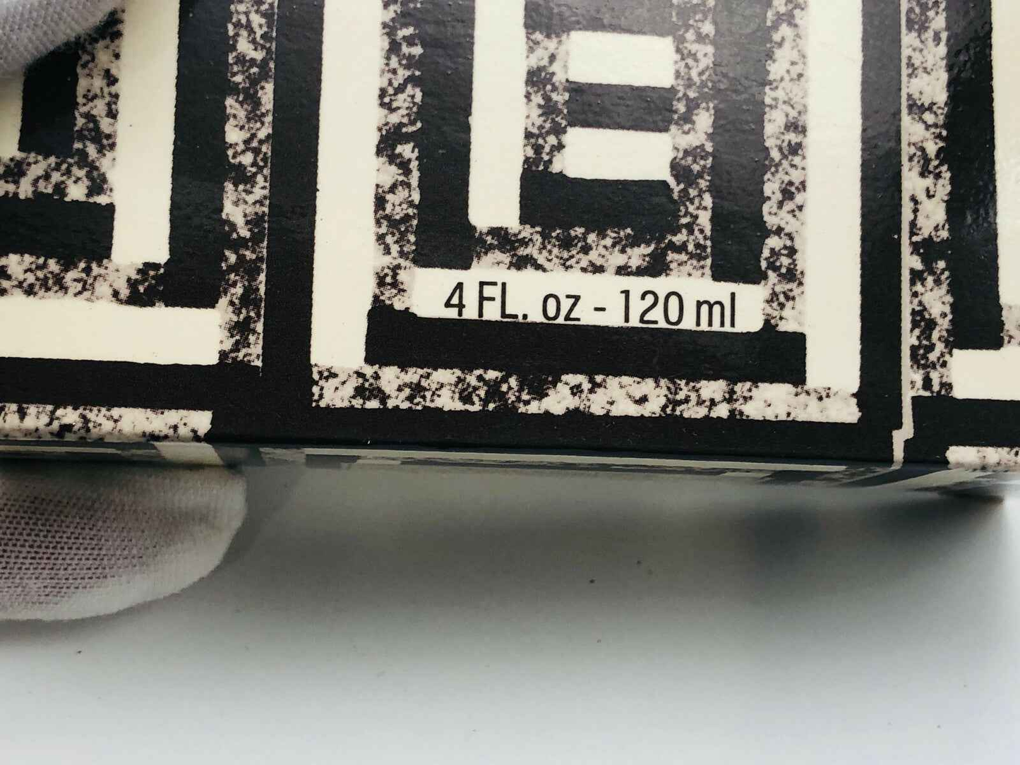 Scatola del profumo Balenciaga Cialenga Vintage con dettagli in bianco e nero e indicazione del volume