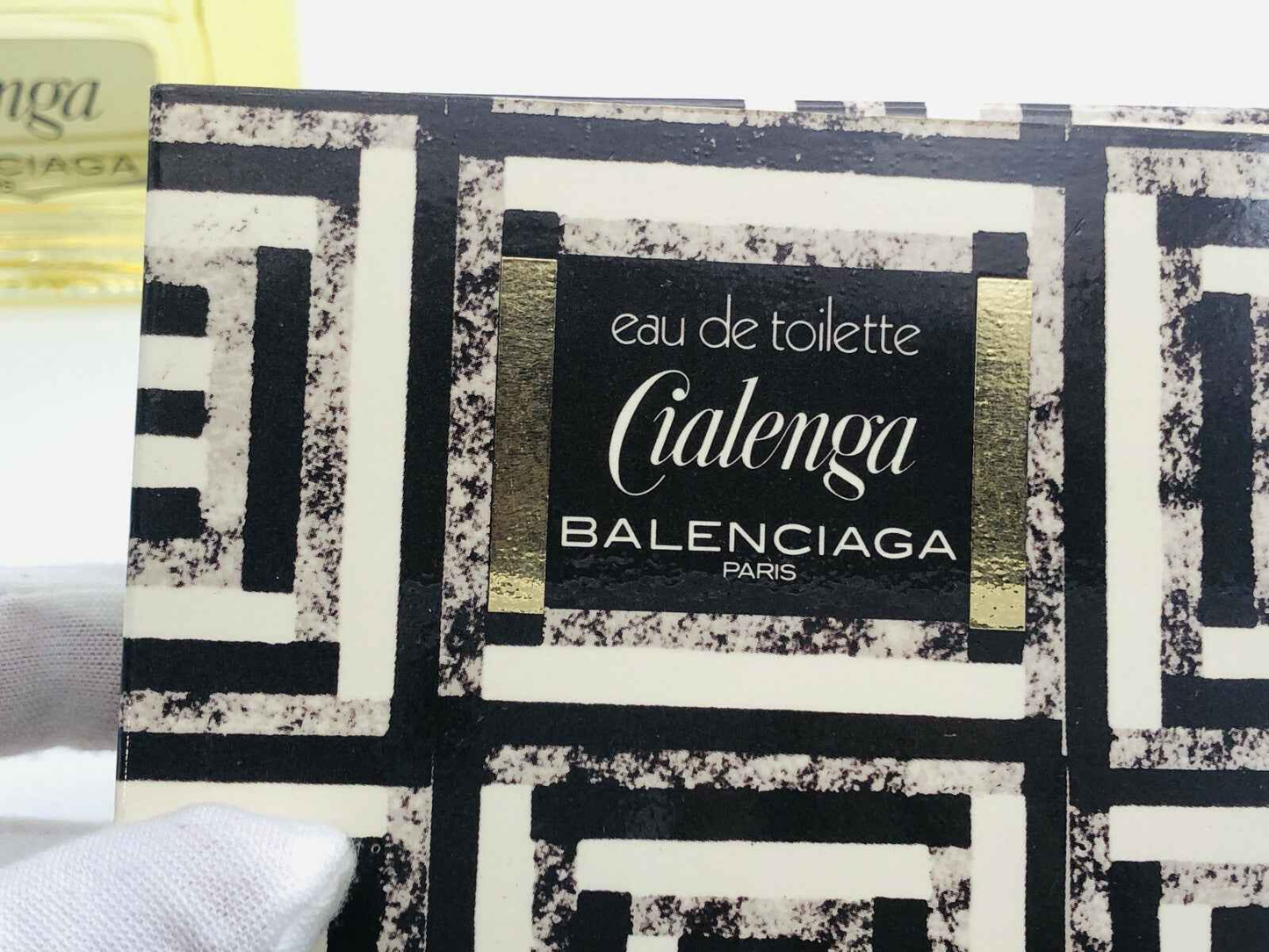 Confezione del profumo Balenciaga Cialenga Vintage con design elegante in bianco e nero