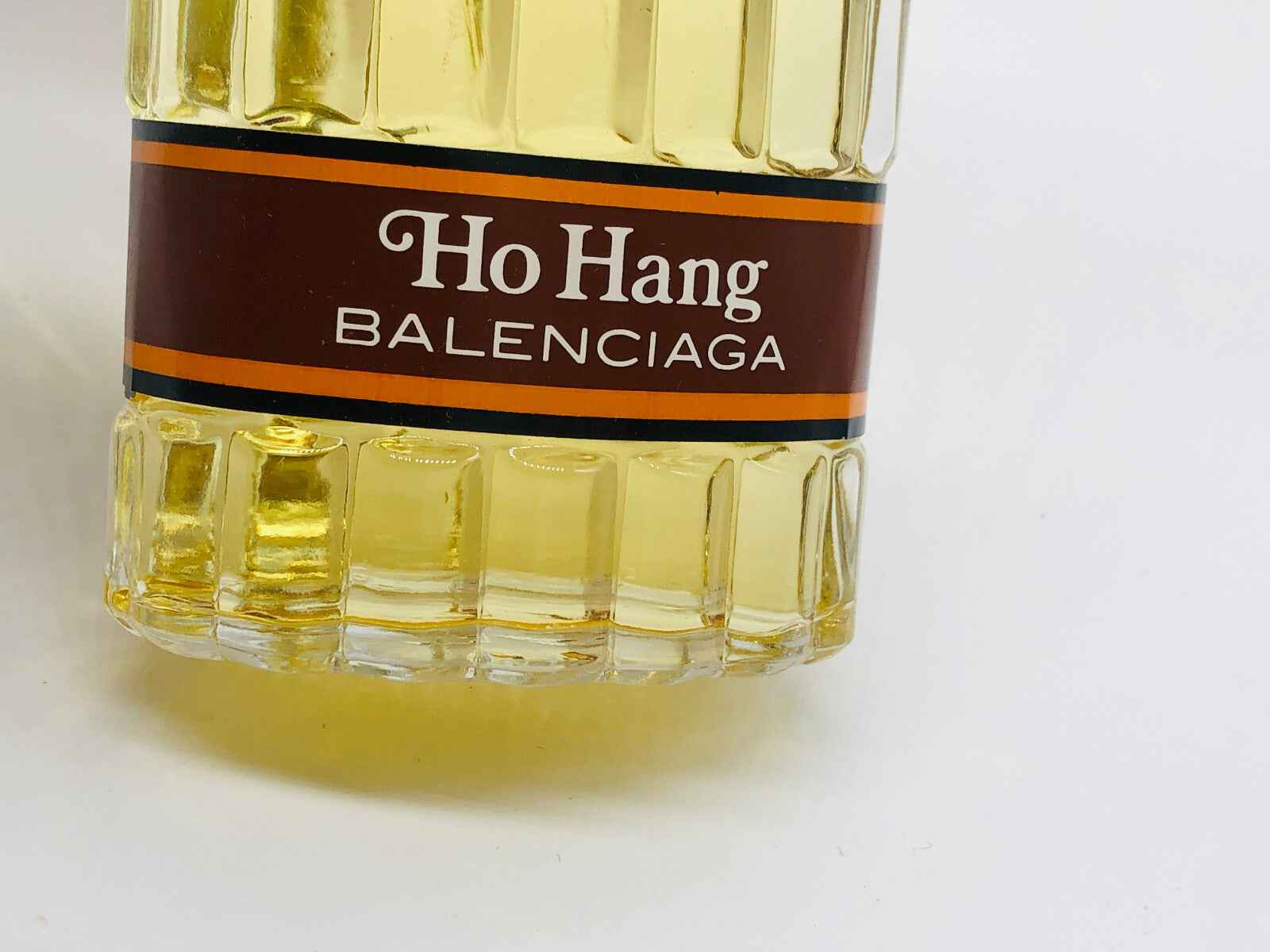Flacone di profumo Balenciaga Ho Hang con un design elegante e tonalità dorate