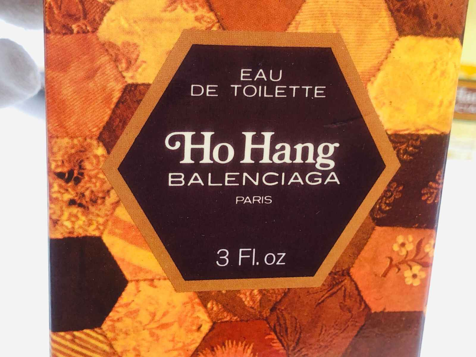 Scatola del profumo Balenciaga Ho Hang con design esagonale e indicazione di Eau de Toilette