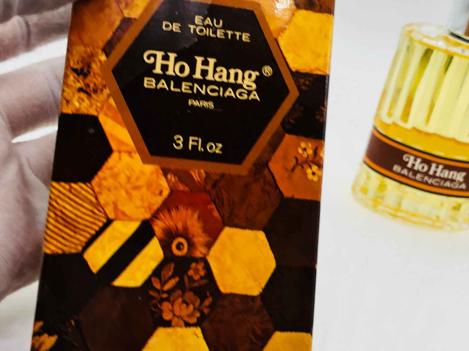 Flacone di profumo Balenciaga Ho Hang con design elegante e colori caldi