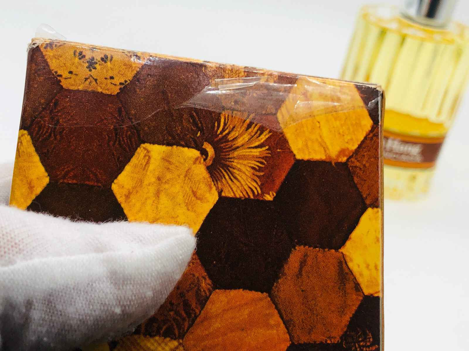 Scatola del profumo Balenciaga Ho Hang con design esagonale in giallo e marrone