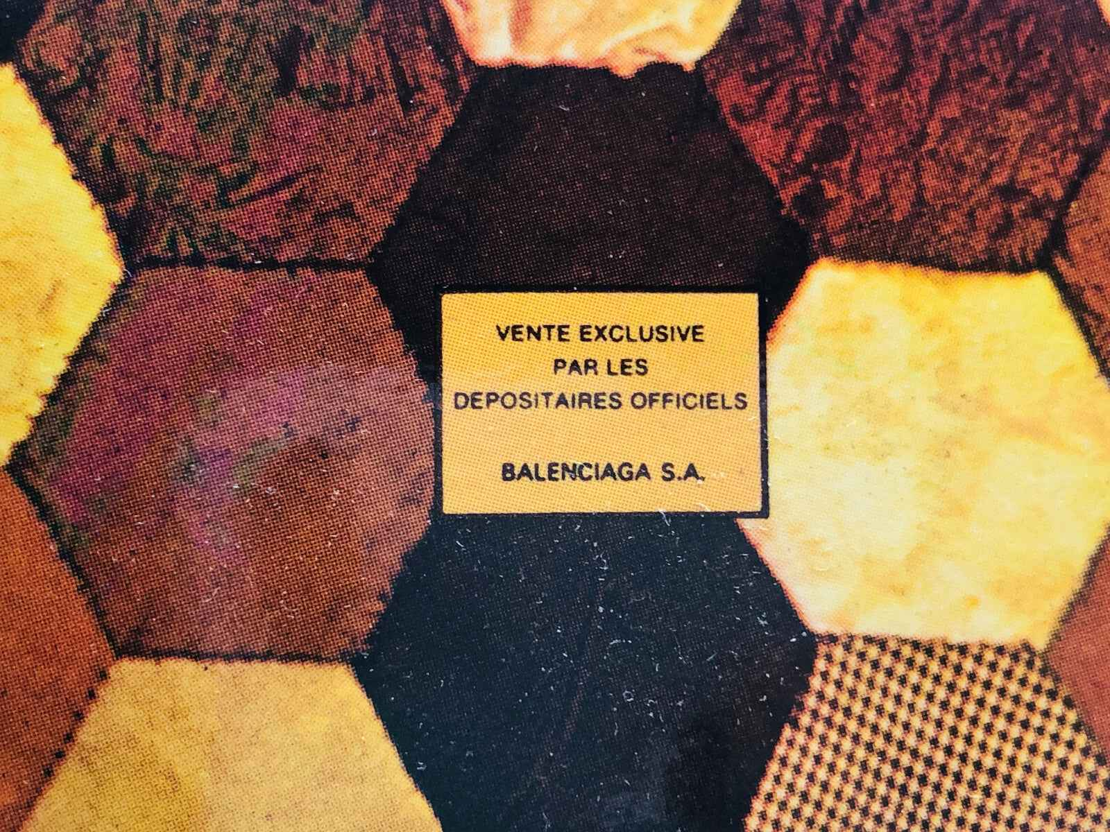 Scatola di vendita esclusiva del profumo Balenciaga Ho Hang con design colorato e texture unica