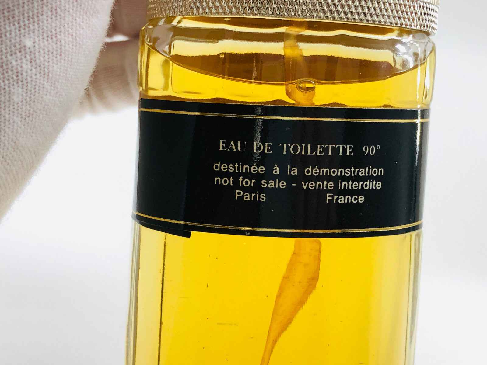 Flacone di Eau de Toilette 90 di Balenciaga Quadrille con etichetta nera e liquido dorato