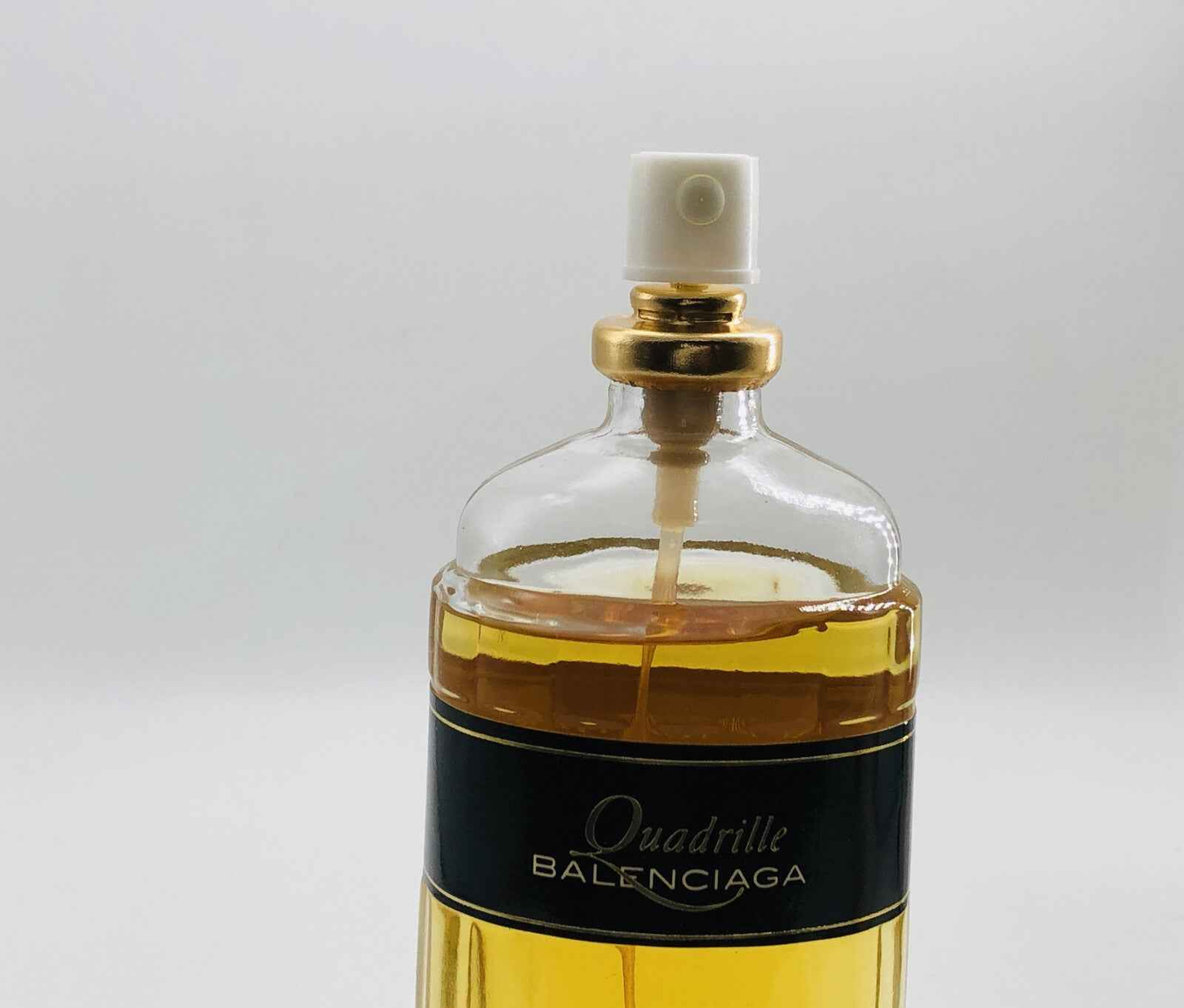 Flacone di profumo Balenciaga Quadrille con erogatore dorato e liquido ambrato