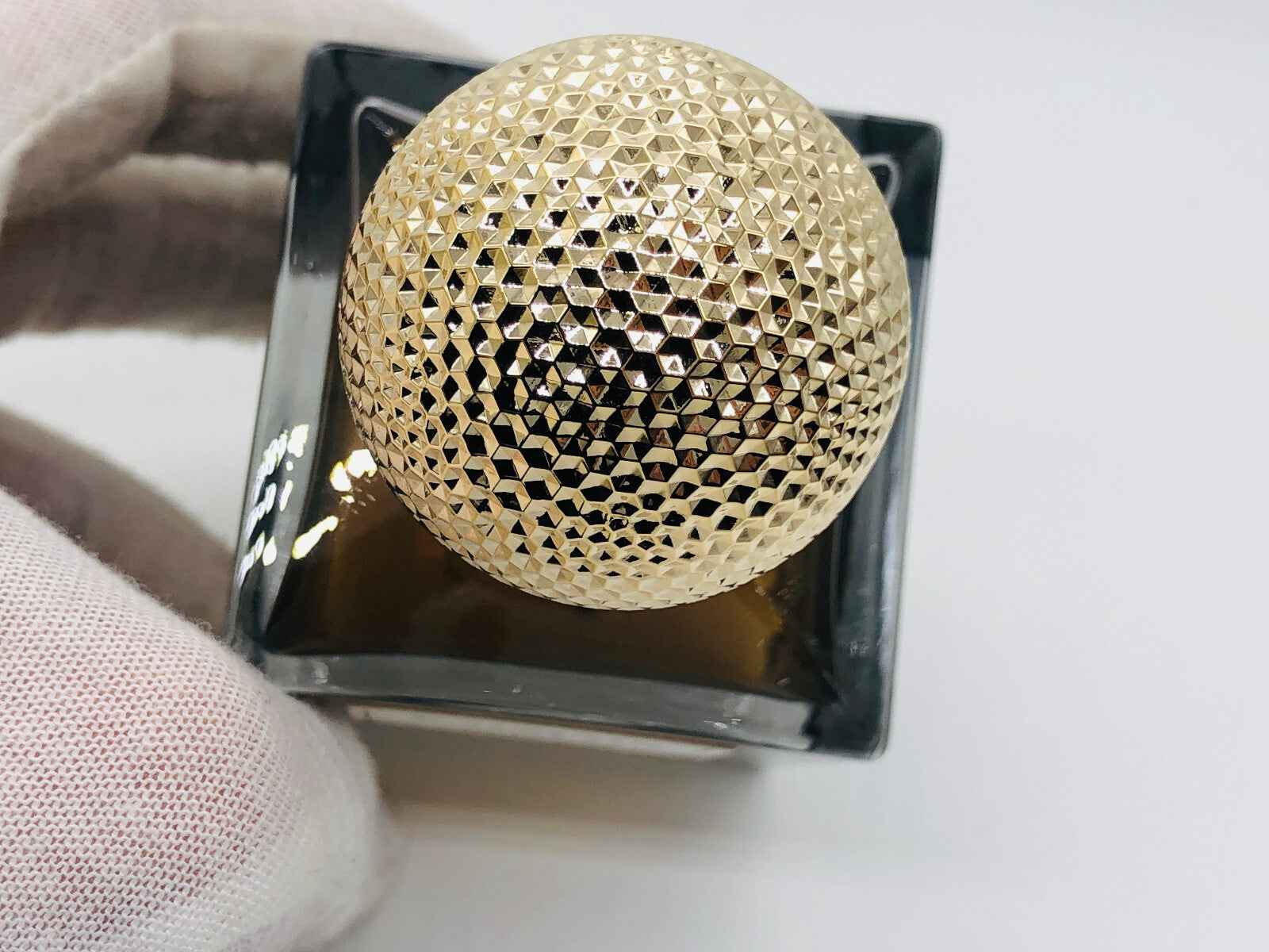 Flacone di profumo Balmain Ambre Gris Vintage con tappo dorato rotondo e design elegante