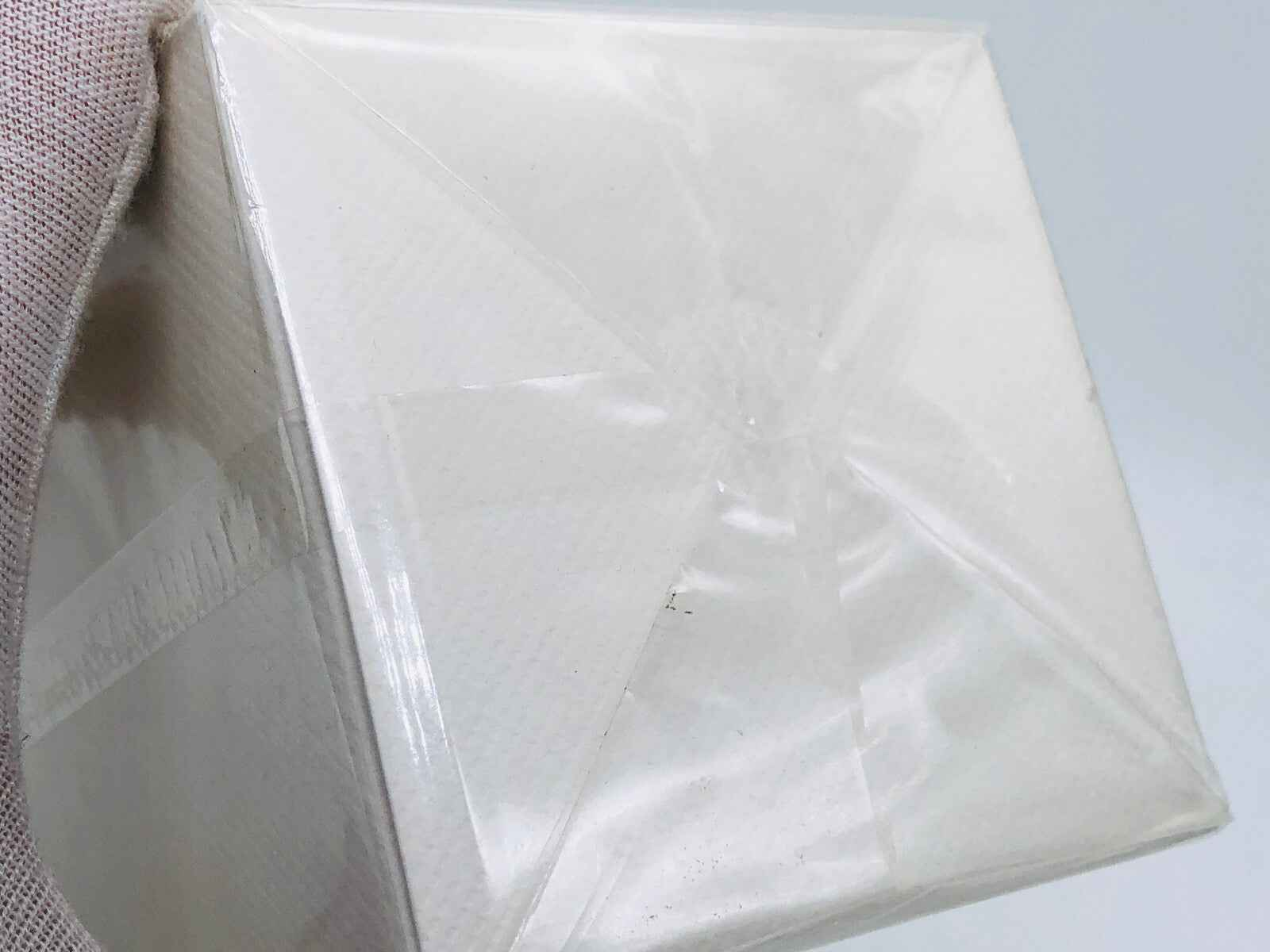 Scatola di Balmain Ambre Gris Vintage con imballaggio bianco e dettagli eleganti