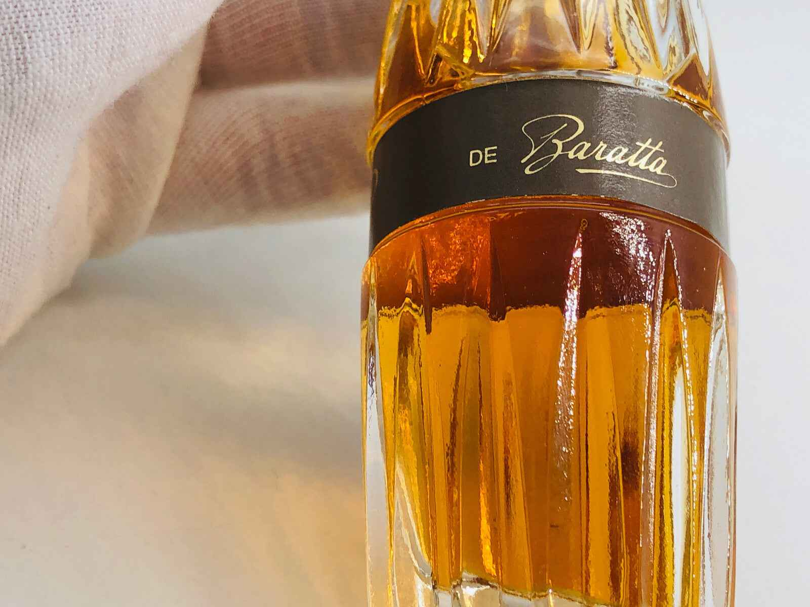 Flacone di profumo BARATTA VINTAGE con design elegante e tonalità dorate per un aroma unico